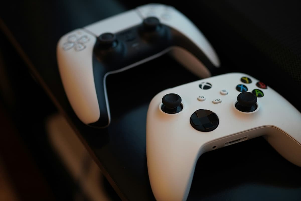 PS5 vs Xbox Series X în 2026 – Care merită cumpărată în România?